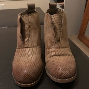 Tan Billabong booties